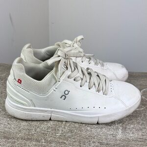 Oncloud women’s size 8.5 white casual low top speedboard walking